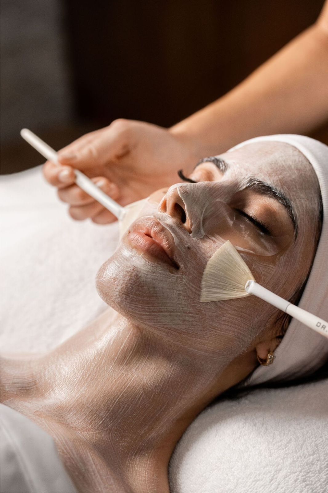Glow preparation — luminous mask brushed on the face for a radiant finish.